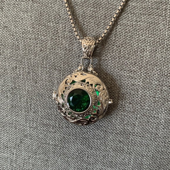 FREE with Purchase New beautiful silver tone locket pendant - Picture 3 of 4